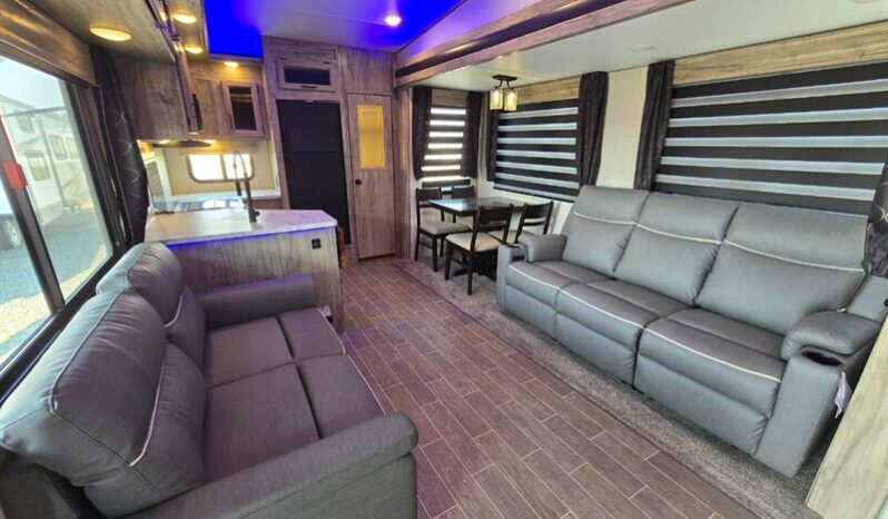 
								2021 Forest River Cherokee Arctic Wolf 271RK full									