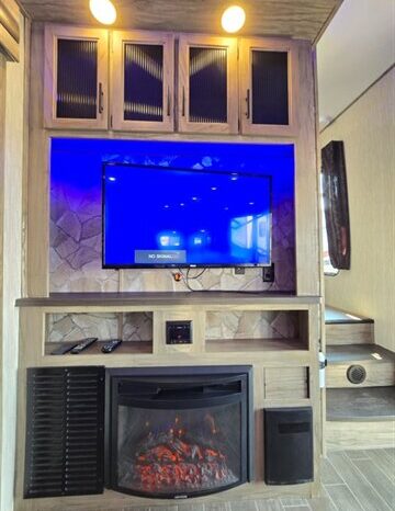 
								2021 Forest River Cherokee Arctic Wolf 271RK full									