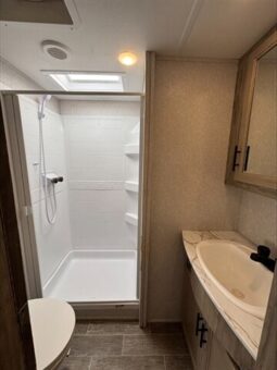 
										2022 Cherokee Arctic Wolf 3770 Limited full									