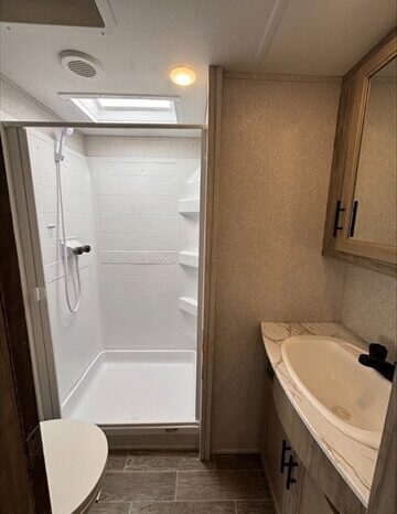 
								2022 Cherokee Arctic Wolf 3770 Limited full									