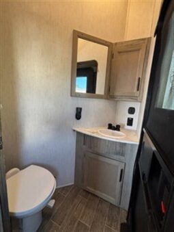 
										2022 Cherokee Arctic Wolf 3770 Limited full									