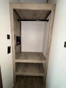 
										2022 Cherokee Arctic Wolf 3770 Limited full									