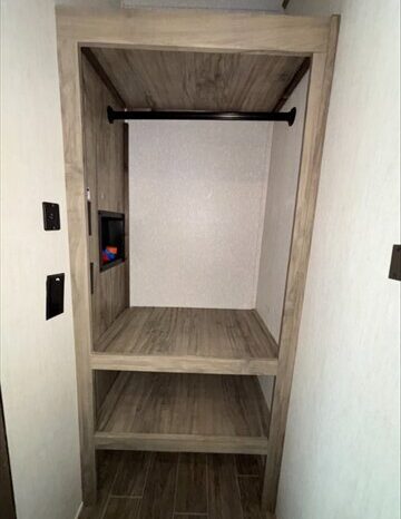 
								2022 Cherokee Arctic Wolf 3770 Limited full									