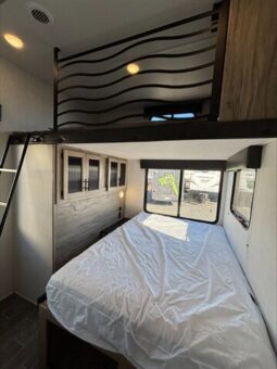 
										2022 Cherokee Arctic Wolf 3770 Limited full									