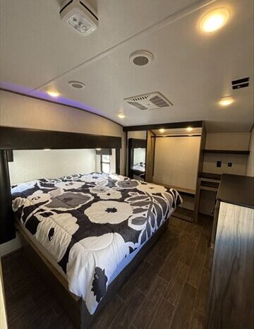 
								2022 Cherokee Arctic Wolf 3770 Limited full									