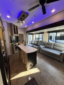 
										2022 Cherokee Arctic Wolf 3770 Limited full									