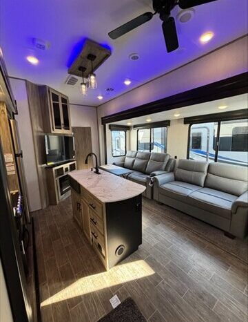 
								2022 Cherokee Arctic Wolf 3770 Limited full									