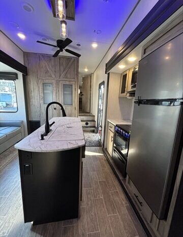 
								2022 Cherokee Arctic Wolf 3770 Limited full									