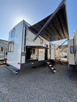 
										2022 Cherokee Arctic Wolf 3770 Limited full									