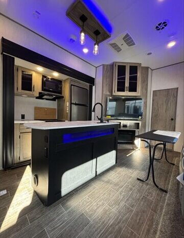 
								2022 Cherokee Arctic Wolf 3770 Limited full									