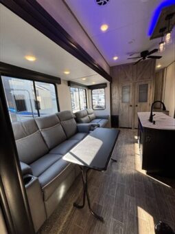 
										2022 Cherokee Arctic Wolf 3770 Limited full									