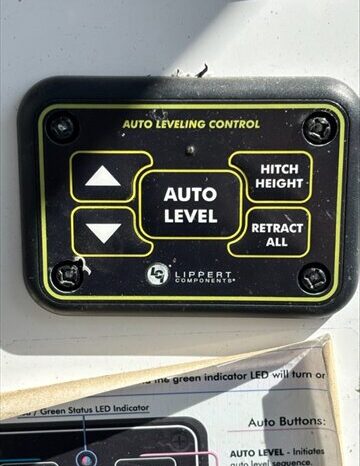 
								2022 Cherokee Arctic Wolf 3770 Limited full									