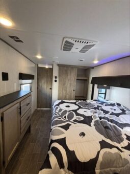 
										2022 Cherokee Arctic Wolf 3770 Limited full									