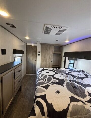 
								2022 Cherokee Arctic Wolf 3770 Limited full									