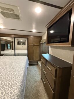 
										2019 Keystone Cougar 368MBI full									