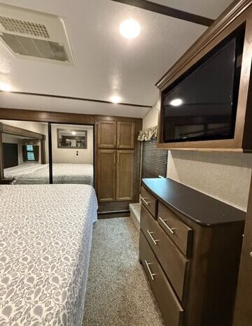 
								2019 Keystone Cougar 368MBI full									