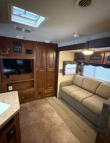 
								2013 Forest River Flagstaff Lite 830RBSS full									