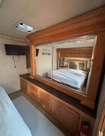 
								2006 Bigfoot 35LX full									