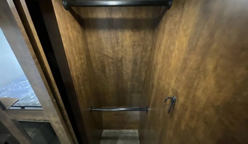 
								2018 Heartland Bighorn 3270RS full									