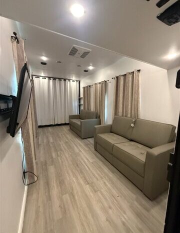 
								2018 Grand Design Momentum 398M full									