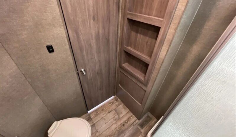 
								2017 Pacific Coachworks Rage’n 29FBSL full									