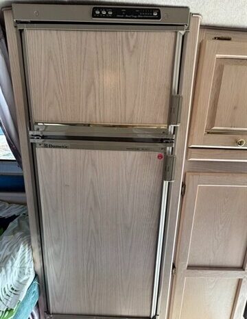
								1996 Bigfoot 2500 10.6′ full									