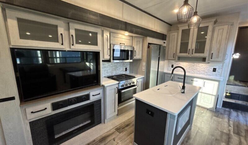 
								2023 Keystone Montana High Country 381TB full									