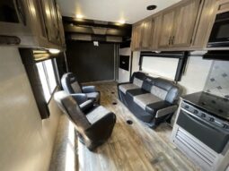 
										2017 Pacific Coachworks Rage’n 29FBSL full									