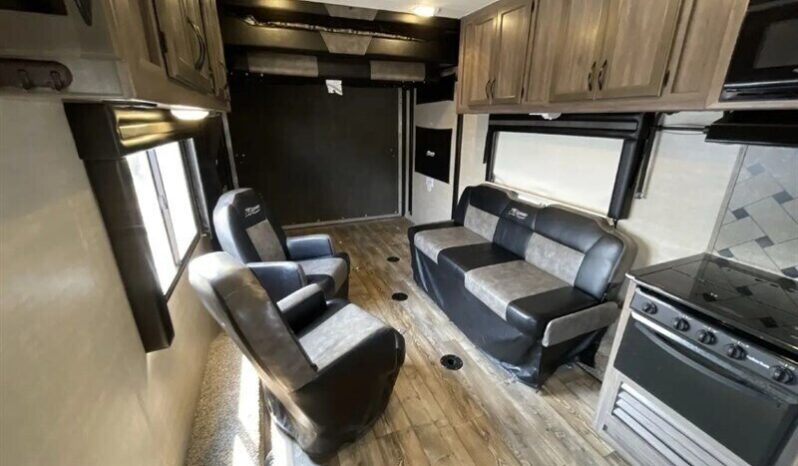 
								2017 Pacific Coachworks Rage’n 29FBSL full									