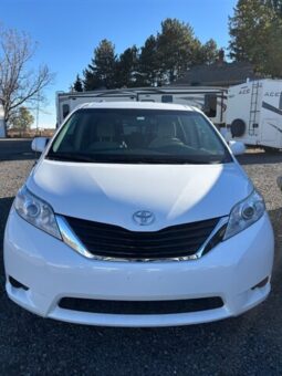 
										2014 Toyota Sienna LE full									