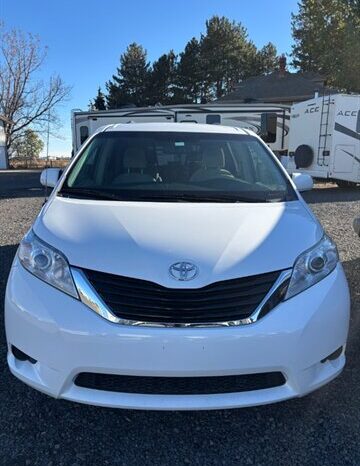 
								2014 Toyota Sienna LE full									