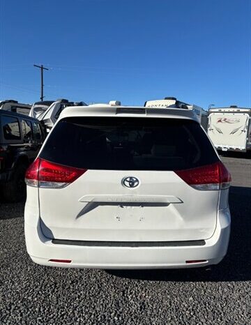 
								2014 Toyota Sienna LE full									