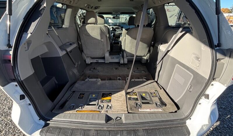 
								2014 Toyota Sienna LE full									
