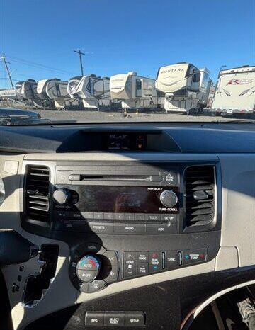 
								2014 Toyota Sienna LE full									