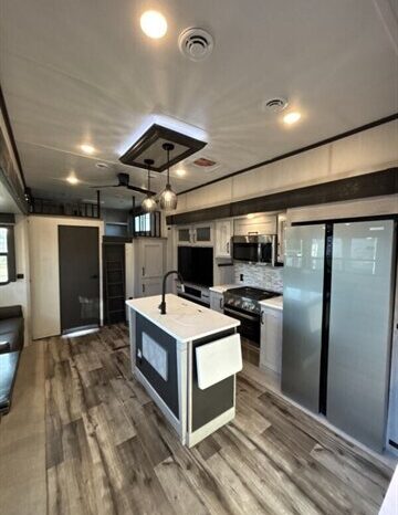
								2023 Keystone Montana High Country 381TB full									