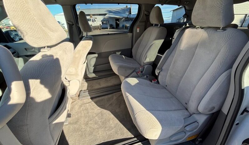 
								2014 Toyota Sienna LE full									