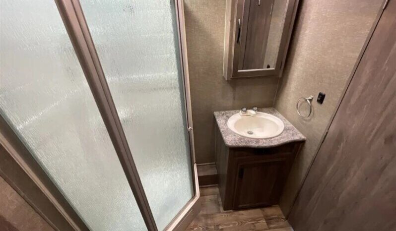 
								2017 Pacific Coachworks Rage’n 29FBSL full									