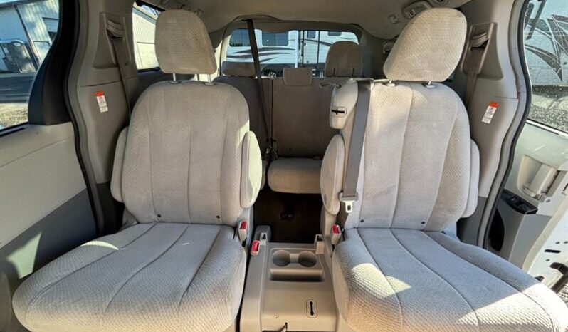 
								2014 Toyota Sienna LE full									