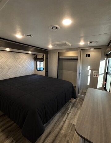 
								2023 Keystone Montana High Country 381TB full									