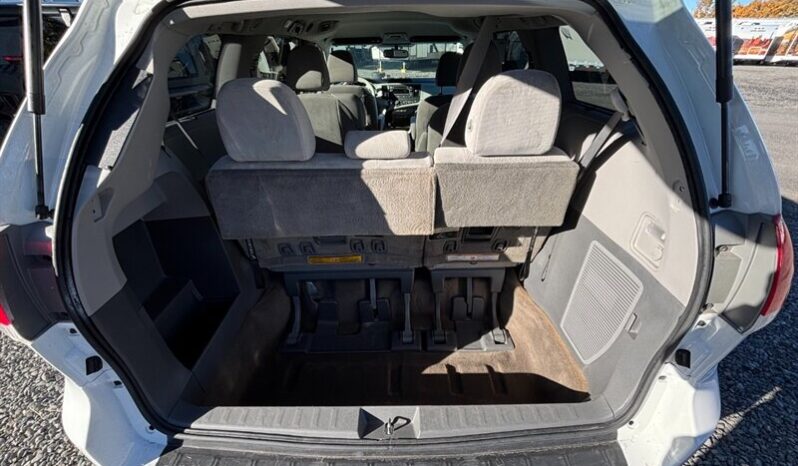 
								2014 Toyota Sienna LE full									