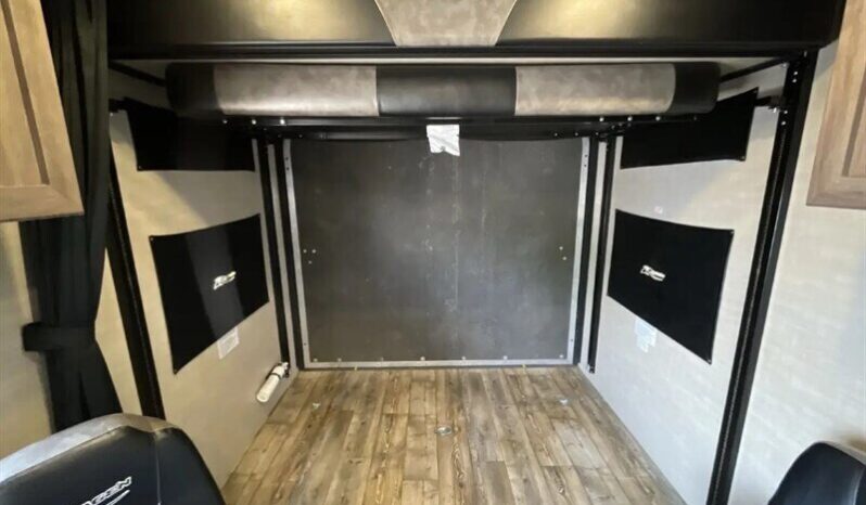 
								2017 Pacific Coachworks Rage’n 29FBSL full									