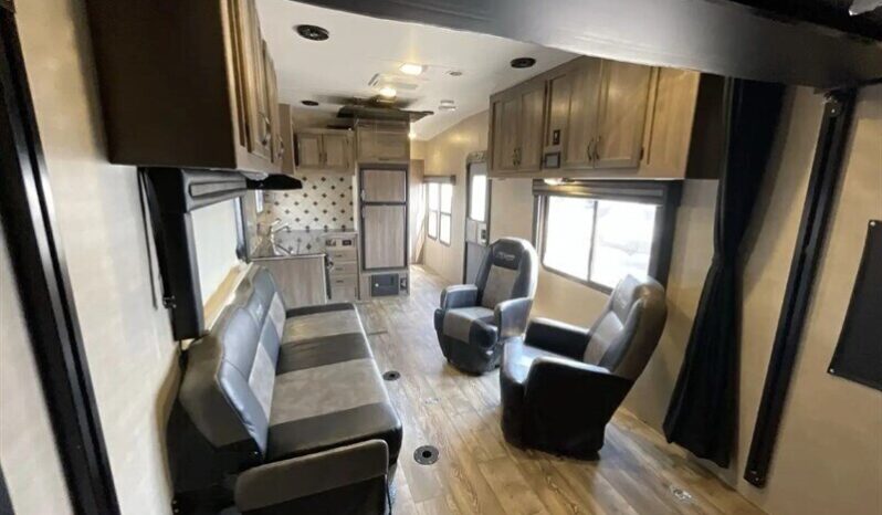 
								2017 Pacific Coachworks Rage’n 29FBSL full									