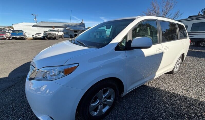 
								2014 Toyota Sienna LE full									