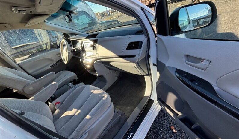 
								2014 Toyota Sienna LE full									